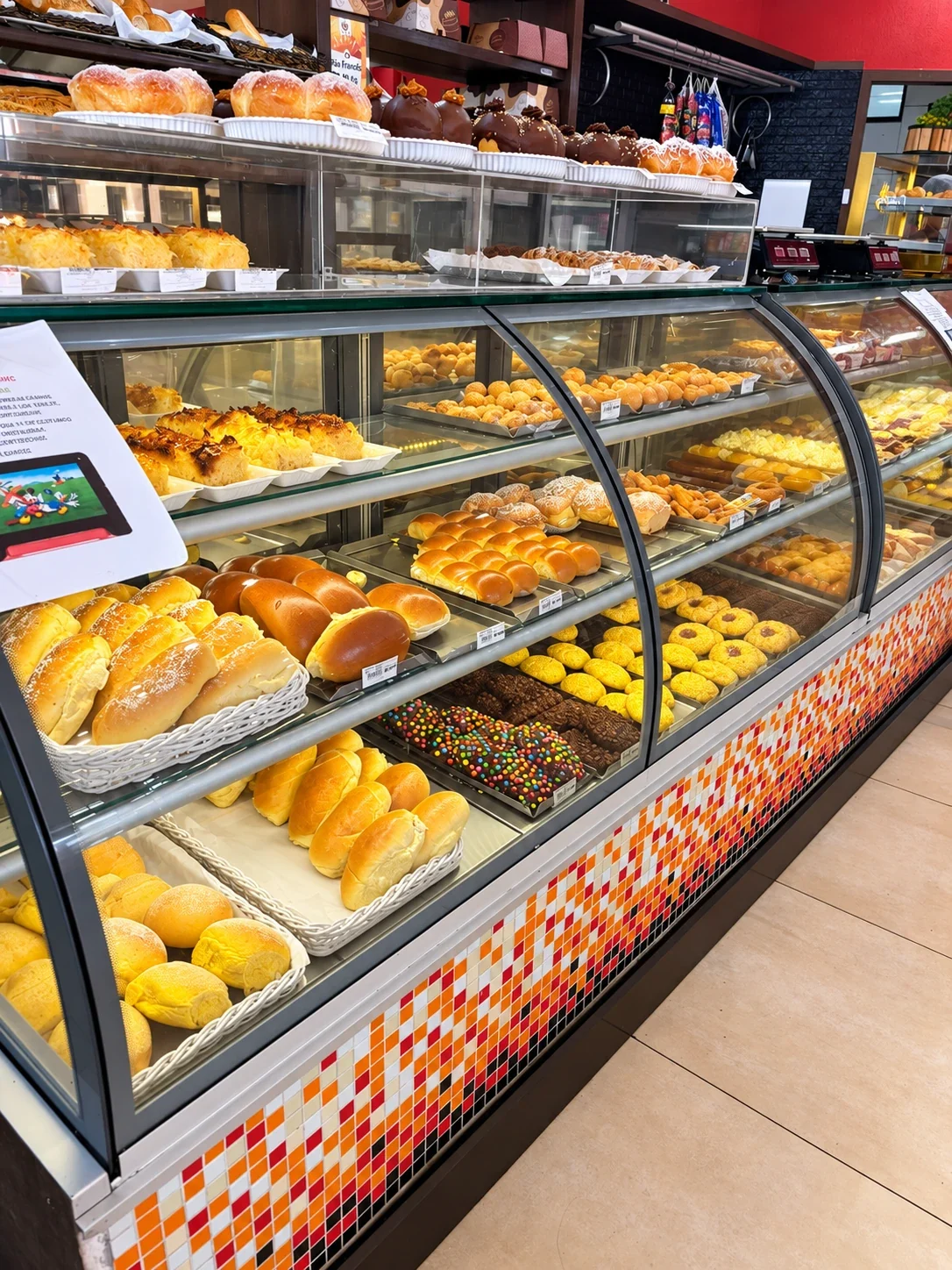 Vitrine de pães, doces e salgados da Center Chic Peri-Peri, sem pessoas ou reflexos de pessoas.