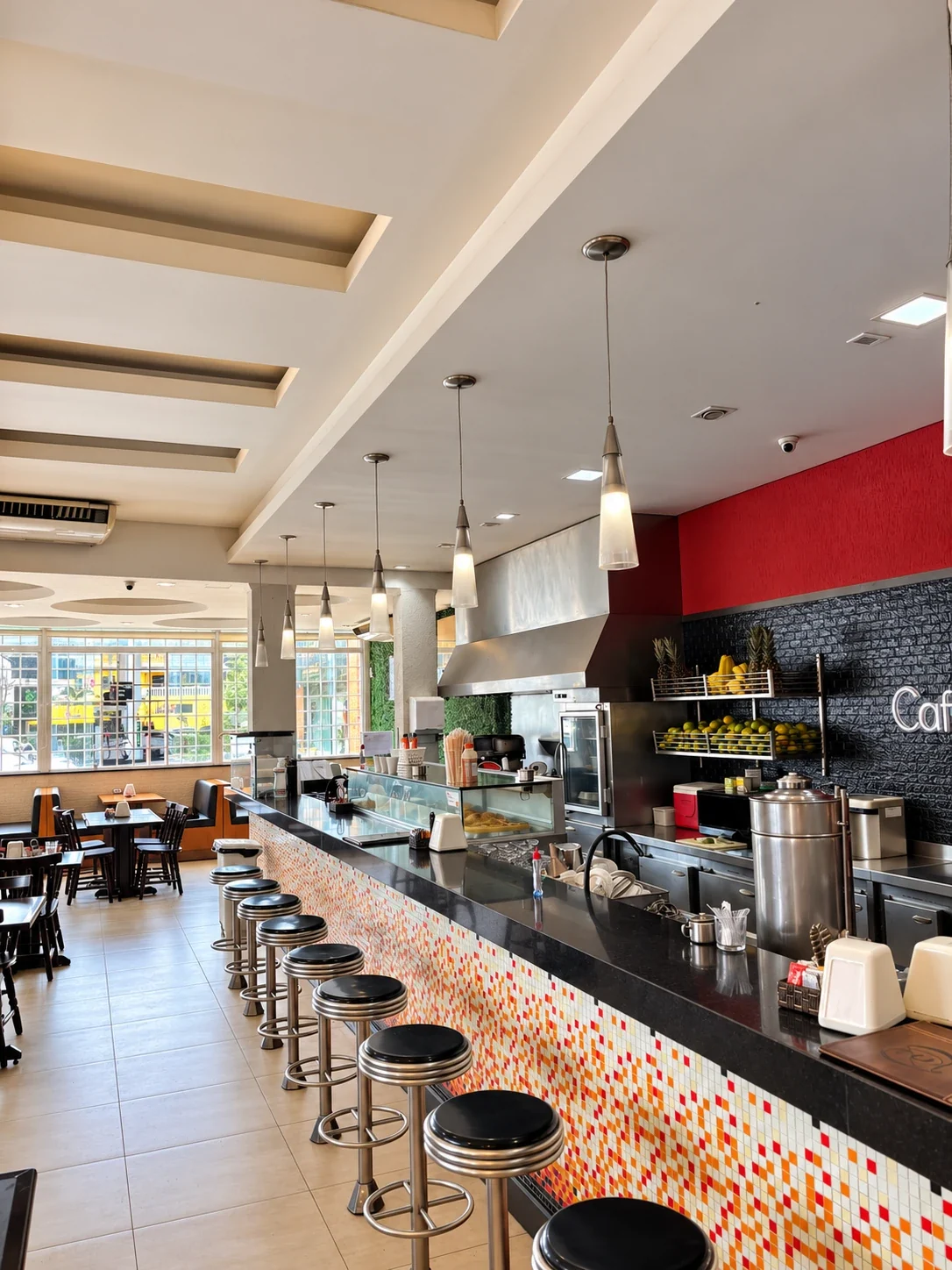 Balcão de café e bancos da Center Chic Peri-Peri, sem pessoas.