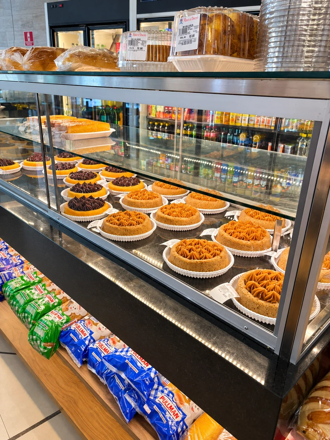 Vitrine de tortas da unidade Laudo Ferreira de Camargo, sem pessoas.