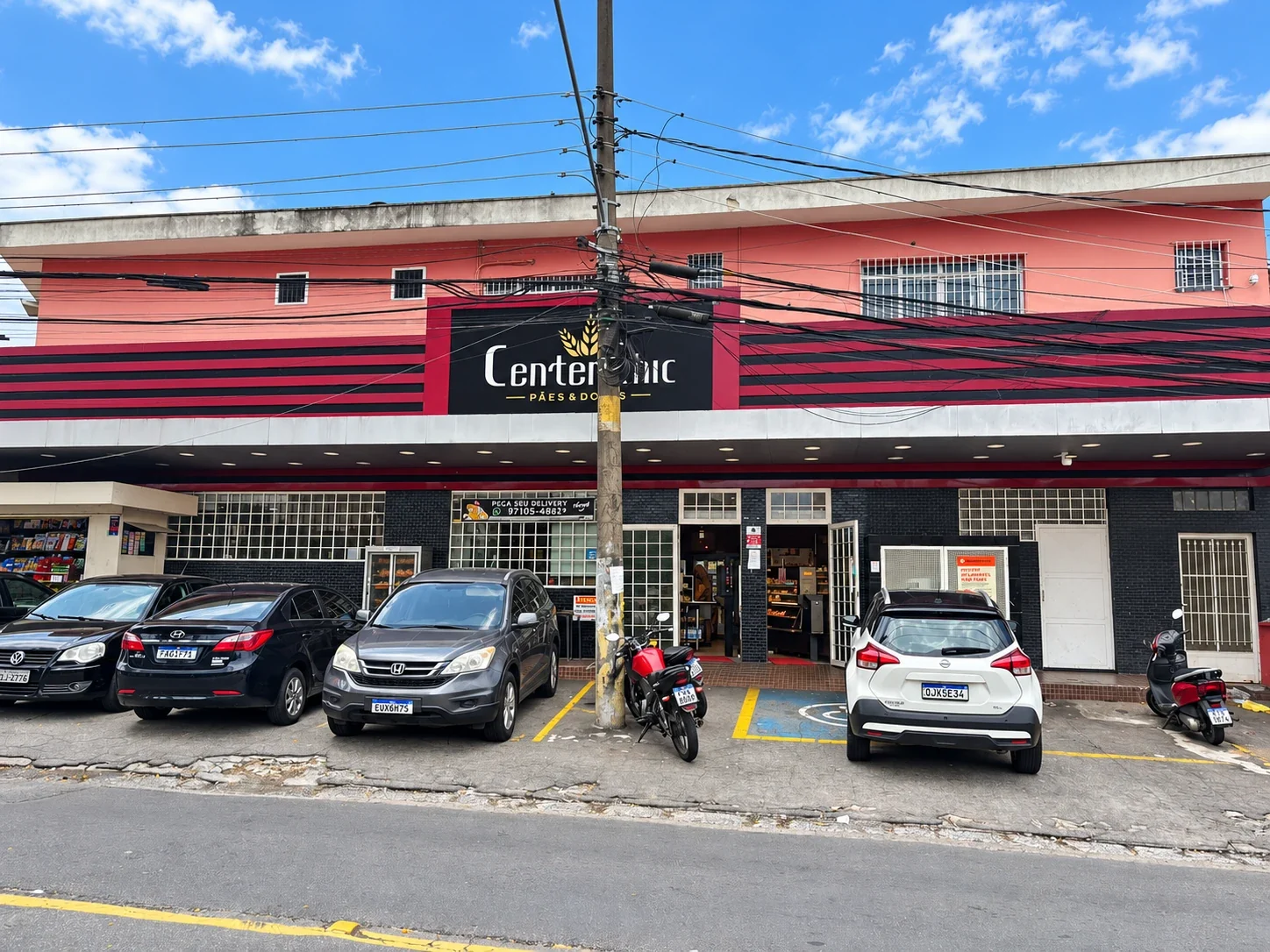 Fachada da Padaria Center Chic Peri-Peri, sem pessoas.